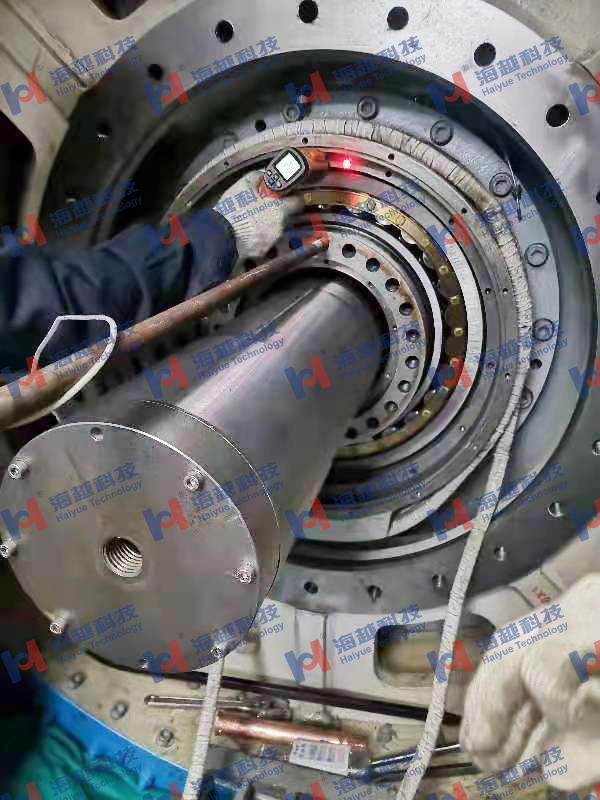 140m高風(fēng)電塔旋轉(zhuǎn)軸承檢修，軸承的熱拆熱裝。 軸承直徑約300mm，熱拆溫度80℃?，F(xiàn)場實(shí)際只纏繞1-2圈即可拆下。